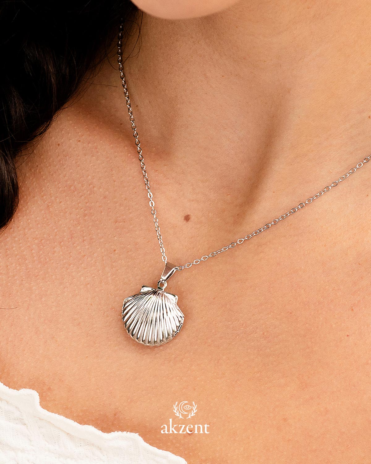 Akzent "Gilda", Halskette mit Medaillon in Muschelform