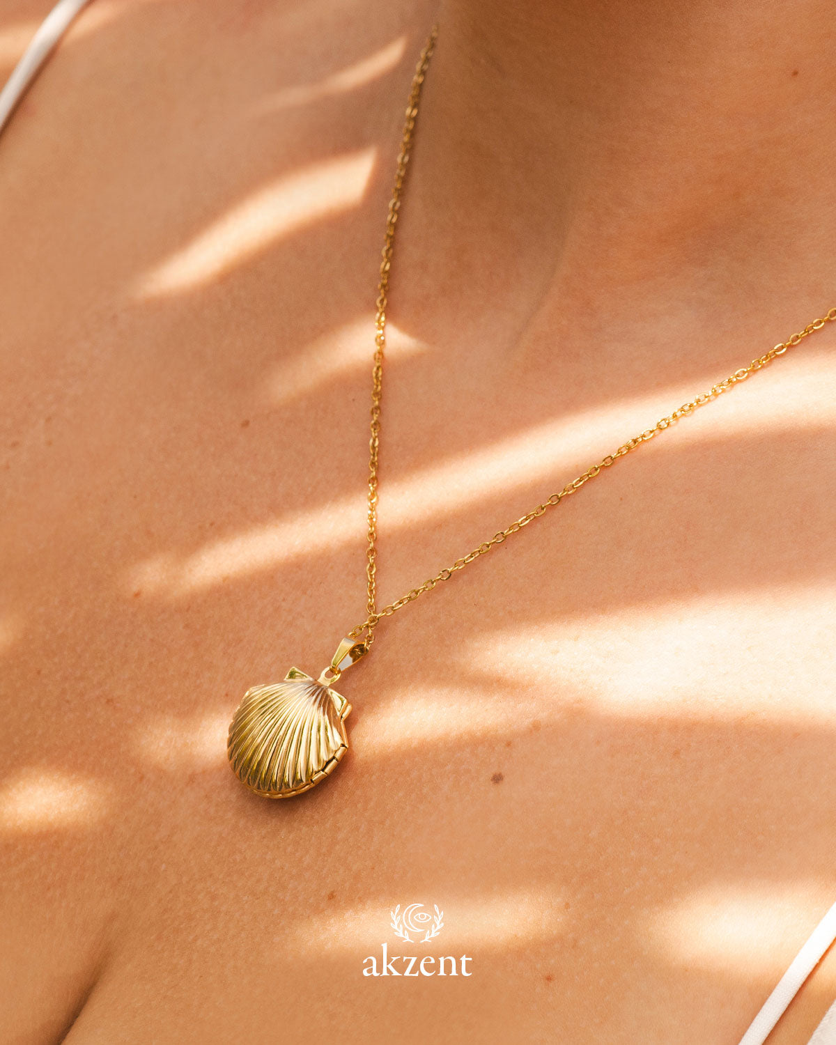 Akzent "Gilda", Halskette mit Medaillon in Muschelform